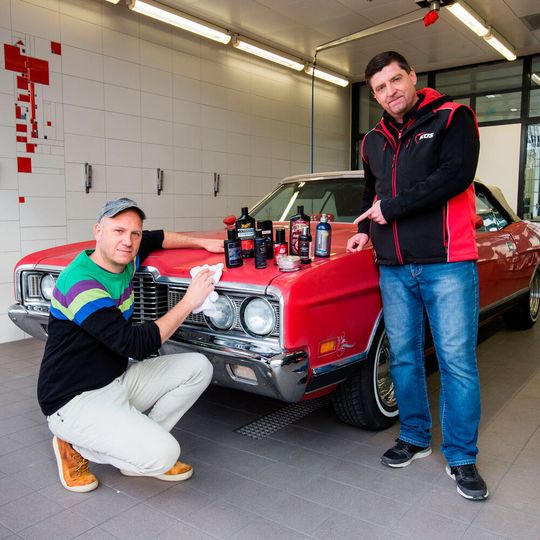 Lackpolituren im Test: Lars Busemann (li.) , Testredakteur bei „ Autobild“, und Thomas Schuster von der KÜS haben neue Produkte auf ihre Leistungsfähigkeit getestet.(Bild:  KÜS)
