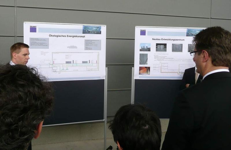 Trumpf leistet mit dem neuen Entwicklungszentrum auch einen beachtlichen Teil Umweltschutz. So wird beispielsweise das Regenwasser der Dachflächen für die Prozesskühlung von Generatoren und Lasermaschinen verwendet oder die Kühltürme erzeuge über Verdunstung 3000 kW Kälteleistung und vermeiden dadurch 1400 t CO2 pro Jahr, die etwa 548450 Litern Heizöl entsprechen. Bilder: Kuhn (Archiv: Vogel Business Media)