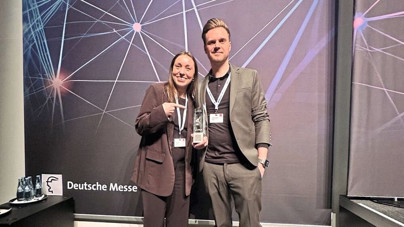 Robotic Award Hannover Messe: Der Preis ging an goodBytz. Gründer Dr. Hendrik Susemihl (re) ist Ingenieur und promovierter Robotik-Experte. Er hatte die technische Vision und entwickelte den ersten Prototypen des Kochroboters.(Bild:  Kristin Rinortner)