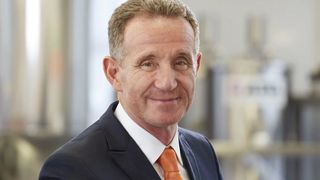 Rainer Zimmermann von AZO verlässt, wie auch Ulrich Reifenhäuser, den VDMA-Fachverband Kunststoff- und Gummimaschinen. Seinen Staffelstab im Vorstand übernimmt sein Sohn Lukas Zimmermann, Geschäftsführender Gesellschafter der AZO Holding. (Bild: AZO)