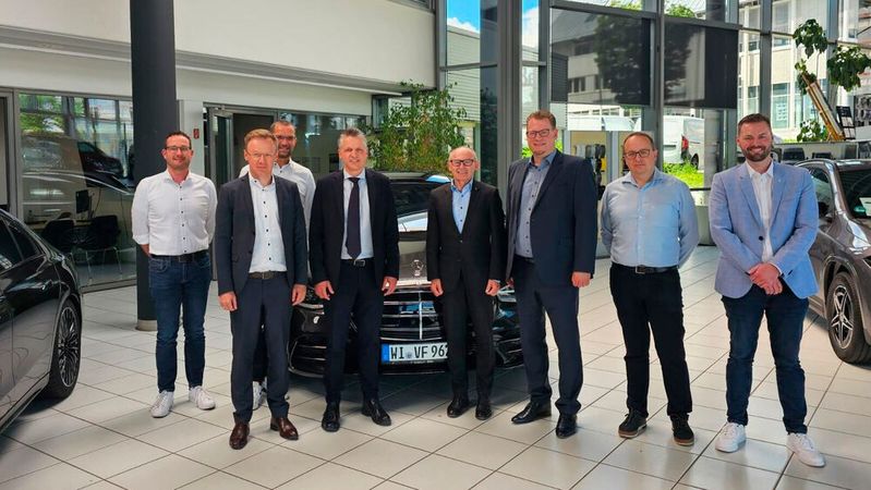 Austausch im Autohaus: Diesmal trafen Präsident Michael Ziegler (5. v. l.)  und Hauptgeschäftsführer Carsten Beuß (6. v. l.) den Bundestagsabgeordneten Thorsten Frei (4. v. l.) in einem Autohaus in Donaueschingen. Mit dabei Südstern-Bölle-Vorstand Ingo Engel ( 2. v. l.), Rainer Leenen, Verkaufsleiter Pkw (3. v. l.), und Innungsgeschäftsführer Sven Schreijäck (r.) (Bild:  Kfz-Gewerbe Baden-Württemberg)