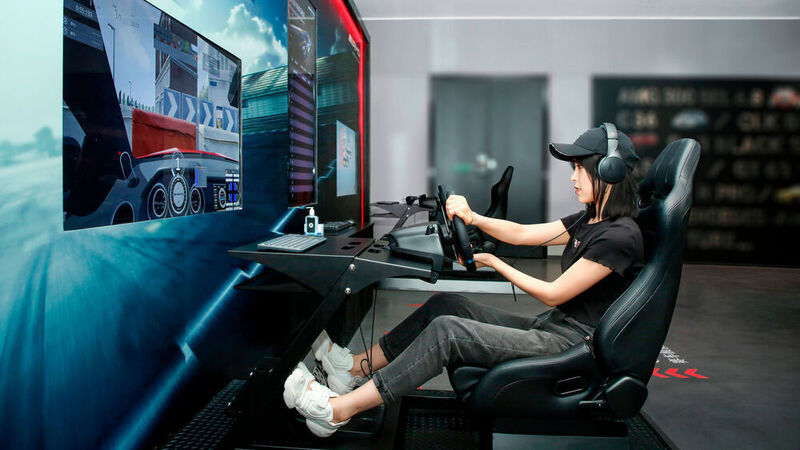An Simulatoren können Besucher ihre Fahrkünste auch selbst testen. (Mercedes-Benz)