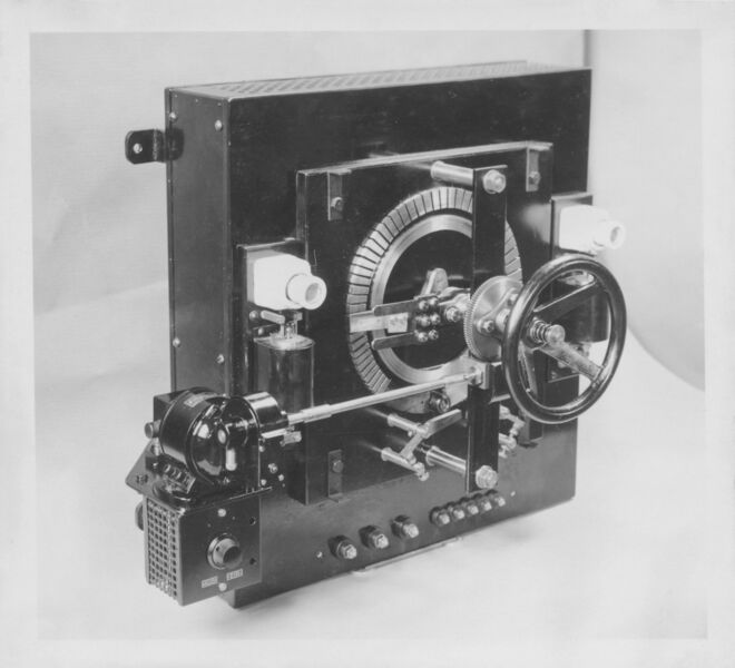 Vollautomatischer Saalverdunkler mit Motorantrieb und Fernsteuerung aus den 1930er Jahren. (Bild: Frizlen)