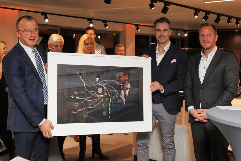 Cadillac-Europachef Felix Weller (rechts) und Händlernetzmanager Darko Pehar (Mitte) hatten für AVAG-Holdingvorstand Ulf Pfeiffer etwas dabei.  (Peter Fastl)