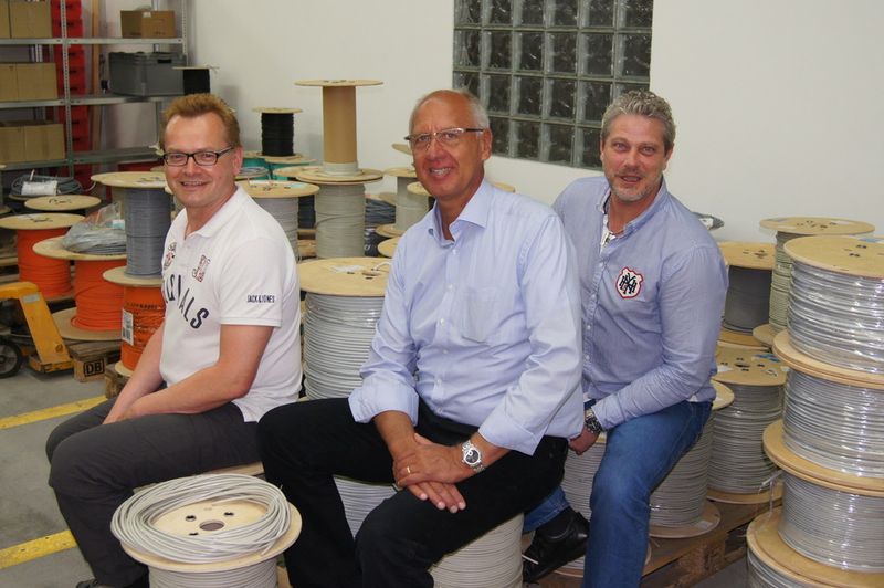 Inos-Geschäftsführer Dipl.-Ing. Thorsten Simon (rechts), der Technische Leiter Wolfgang Bischoff (links) und Klaus Oberkötter, Geschäftsführer der tbo GmbH (Mitte). (Bild: Inos)