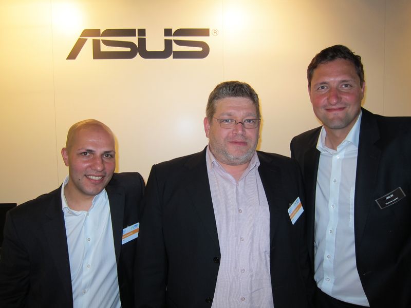 Zisis Kasparidis (l.), QNAP, mit seinen ehemaligen Kollegen Thomas Nellessen und Gunnar Laske (r.), ASUS (Bild: IT-BUSINESS)