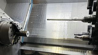 Bei einem neuen Bauteil, einer Zugstange aus Vergütungsstahl, musste Almü eine 375 Millimeter tiefe Bohrung einbringen. (Bild: Iscar)