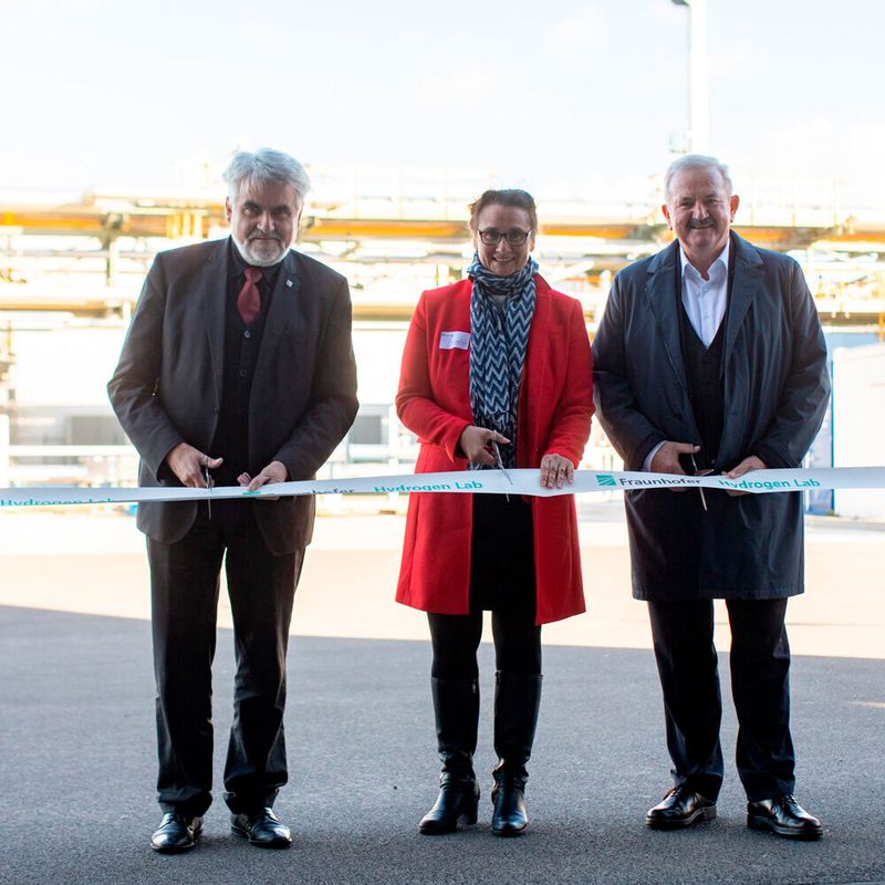 Offizielle Eröffnung des „Hydrogen Lab Leuna“ im Chemiepark Leuna: (v.l.) Minister Prof. Dr. Willingmann und Dr.-Ing. Schattauer, kommissarische Institutsleiterin Fraunhofer Iwes sowie Prof. Dr. Neugebauer, Präsident der Fraunhofer-Gesellschaft