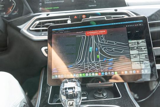 Gleich zwei gefährliche Situationen zeigt der digitale Zwilling an. Zum einen biegt ein Fahrzeug auf eine Fahrbahn ein. Zum anderen fährt das Testfahrzeug seinem Vordermann zu nah auf.(Bild:  Kuo-Yi Chao / TUM)