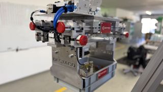 Längere Lebensdauer und geringerer Energieverbrauch im Destaco Boxgreifer, optimiert mit ACE Kleinstoßdämpfern der MC-Familie. (Bild: Stabilus)