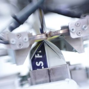 Der Roto-Packer Adams Mini füllt erstmalig pulverförmige Schüttgüter in kompakte PE-Beutel Die PE Säcke sind sauber, fest verschlossen und wetterfest. Reduzierter Materialverlust ist gleichermaßen gut für Umwelt und Budget.(Bild:  Haver & Boecker)