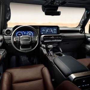 Das Cockpit ist wuchtig gestaltet.(Bild:  Toyota)
