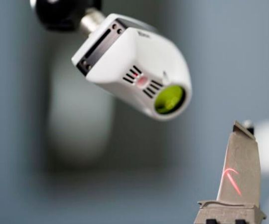 Nikon Metrology hat seinen Laserscanner LC15Dx überarbeitet. Hier wird eine Turbinenschaufel überprüft. Neu an diesem berührungslos arbeitenden Inspektionssystem ist nicht nur das Erscheinungsbild in Schwarzweiß. Erfahren Sie hier, was die neue Scannergeneration leistet. Nikon Metrology hat seinen Laserscanner LC15Dx überarbeitet. Hier wird eine Turbinenschaufel überprüft. Neu an diesem berührungslos arbeitenden Inspektionssystem ist nicht nur das Erscheinungsbild in Schwarzweiß. Erfahren Sie hier, was die neue Scannergeneration leistet.