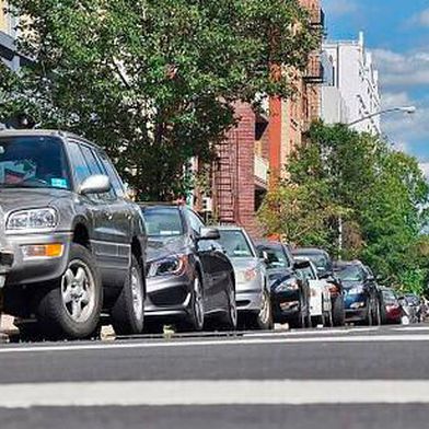 Zugeparkt: Immer mehr Autos sind in Deutschland angemeldet. Der Parkraum wird knapper. (Bild: gemeinfrei)