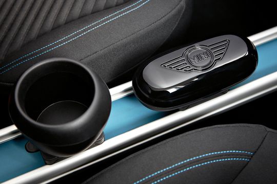 Durch eine innovative Schiene (Center Rail) zwischen den beiden Rücksitzen können Gegenstände bequem zwischen Vorder- und Rücksitzen hin- und hergeschoben werden. (Archiv: Vogel Business Media)