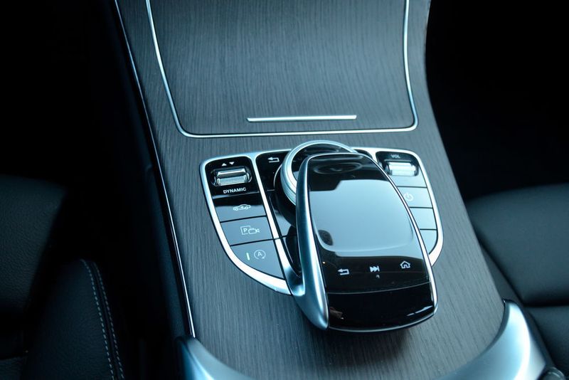 Auf den ersten Blick der Marke Mercedes-Benz zuordnen lässt sich der zentrale Controller in der Mittelkonsole sowie alle Bedienelemente … (Michel/»kfz-betrieb«)