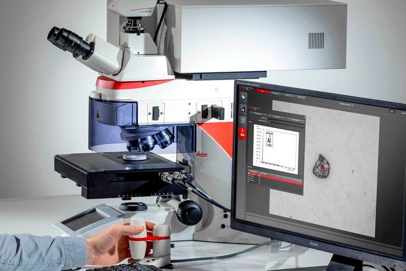 Das neue Mikroskop ermöglicht es Anwendern, die visuelle und chemische Inspektion in einem Schritt durchzuführen. (Leica Microsystems)
