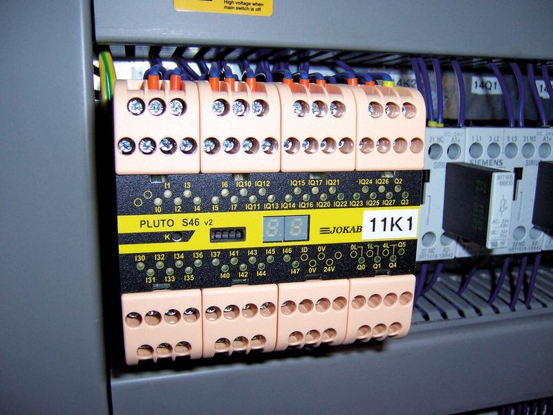 Bild 3: Der 90 mm breite Sicherheitscontroller PlutoS46 v2 unterstützt durchgängig den höchsten Performance-Level PL e und SIL 3. (Bild: Jokab Safety)