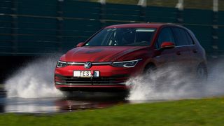 Insgesamt 18 bei Kompaktmodellen beliebte Sommerreifen hat der ADAC praktisch getestet. (Bild: ADAC)