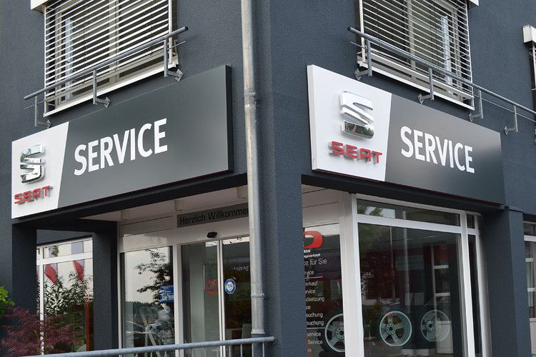 Das schon früher ausgegliederte Servicebereich liegt dem Naubau genau gegenüber und hat die Seat-CI ebenfalls übernommen. (Foto: Grimm)