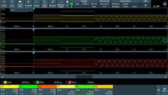Bild 4: Oszilloskop der MXO 3 Serie mit den Kanälen C1, C2 und C3 an den Wechselrichter-Spannungsausgängen zum Motor. T1, T2 und T3 sind jeweils die Track Waveform der Spannungspulsbreite. Dank dem tiefen Speicher des MXO 3 lässt sich auch das mehrere Sekunden dauernde Anlaufverhalten des Motors beobachten. (Bild:  Rohde & Schwarz)