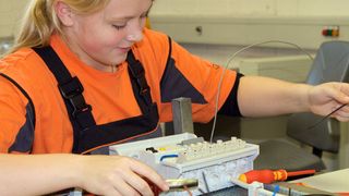 Hat sich schon als Kind für Technik interessiert: Daniela Rauhut macht jetzt eine Ausbildung zur Elektronikerin und möchte später einmal in die Entwicklungsabteilung von Ford. Bild: Gesamtmetall (Archiv: Vogel Business Media)
