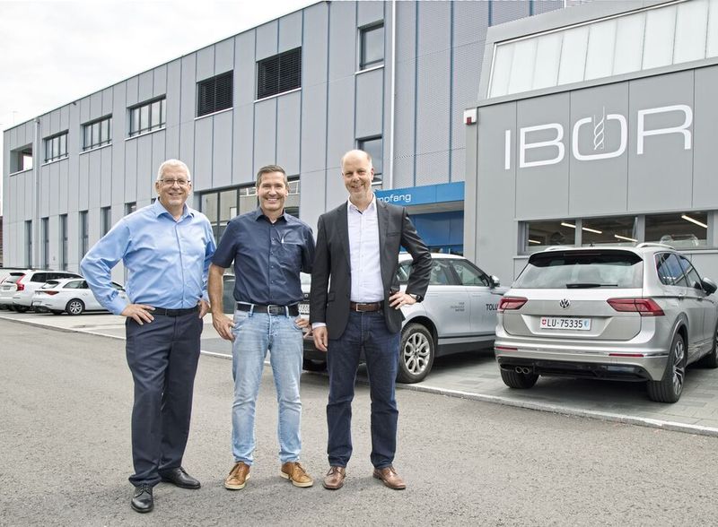 Von links: Pirmin Zehnder (CEO, TOLUS Group), Manuel Meier (Inhaber und CEO, IBOR AG) und Mike Kreuzer (Regionaler Verkaufsleiter, Newemag) vor dem Neubau der neuen Halle, in dem an diesem Tag die «Hedelius Acura 65» installiert wurde. (Bild: Matthias Böhm)