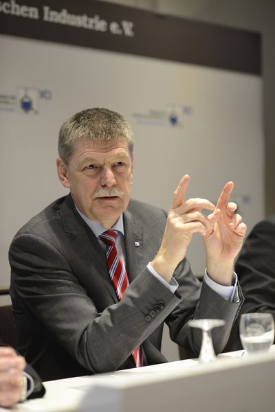 VCI-Hauptgeschäftsführer Utz Tillmann: „Die Aussichten für 2014 sind momentan gut für die Branche. Der Aufwärtstrend vom Jahresende setzt sich fort. Alle Chemiesparten spüren eine Belebung. Wir rechnen mit steigender Chemienachfrage im In- und Ausland, insbesondere von unseren europäischen Industriekunden. Rückschläge sind aber nicht ausgeschlossen. Derzeit gehen von allem von der politischen Krise in der Ukraine Risiken für die Weltwirtschaft aus.“ (Bild: VCI / Mendel)