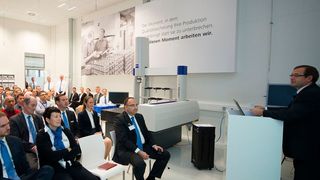 Zahlreiche Kunden kamen zur Eröffnung des neuen Prüflabors in Garching (Bild: Zeiss)