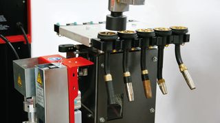 Der Roboter wechselt Brennerkörper für unterschiedliche Schweißaufgaben oder Brennerkörper mit neuem Kontaktrohr autonom und situations- wie bedarfsgerecht.  (Bild: Fronius)