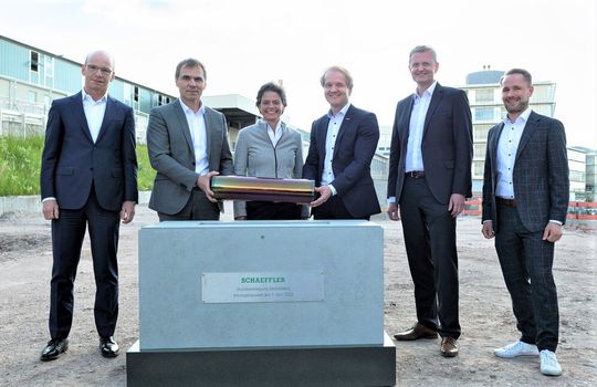 Schaeffler bei der Grundsteinlegung am Campus Herzogenaurach. Von links: Prof. Dr.-Ing. Tim Hosenfeldt, Leiter Zentrale Forschung und Innovation & Corporate Competence Center Central Technologies, Uwe Wagner, Vorstand Forschung und Entwicklung, Sandra Köllner, Leiterin Corporate Real Estate Projects, Space Management & New Work, Andreas Schick, Vorstand Produktion, Supply Chain Management und Einkauf, Dr. Alexander Putz, Leiter Campus Herzogenaurach, und Sven Brandt, Projektmanager Innovationsprojekte.(Bild:  Julienfertlphotography)