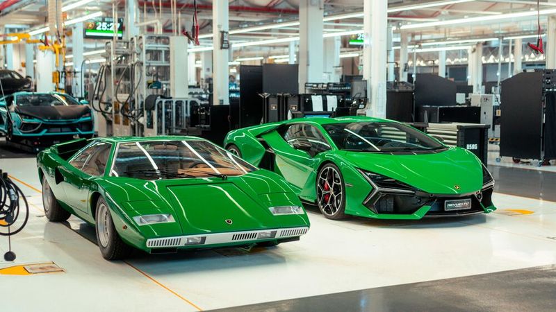 Um dieses Jubiläum gebührend zu feiern, hat Lamborghini den allerersten Countach LP 400 zurück an die Montagelinie gebracht, auf der heute der Revuelto gefertigt wird, und Fotos produziert, in denen die Vergangenheit auf die Gegenwart trifft. (Bild: Lamborghini)