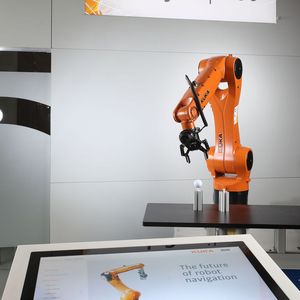 Mit dem Navigator der Very Important Product Maschinenvertriebs GmbH kann der Bediener jeden Kuka Roboter in Verbindung mit der KR C4 Steuerung von Hand bewegen.