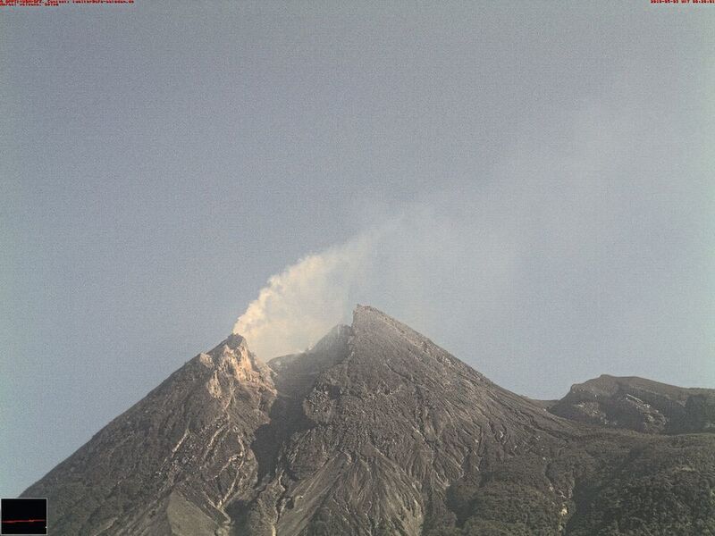 Phase 1: Fotografien vom Merapi aus der Zeit vor und während der Eruption am 11. Mai 2018 sprechen für das drei-Phasen-Modell: Am Feuerberg sind am 3. Mai zunächst Gasautritte zu erkennen.  (German Research Center for Geosciences und Universitäten Strasbourg, Uppsala, München (TUM), Leeds, Gadjah Mada)