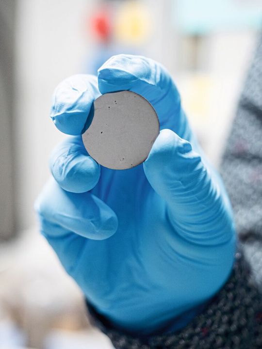 Empa-Forschende arbeiten nicht nur mit den MXenen selbst, sondern auch mit ihren Ausgangsstoffen, den keramischen MAX-Phasen. (Bild:  Empa)