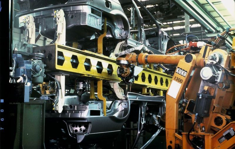 1985 – Die Automotive-Industrie integriert die Software Eplan vielfach in ihren Liefervorschriften. (Eplan )