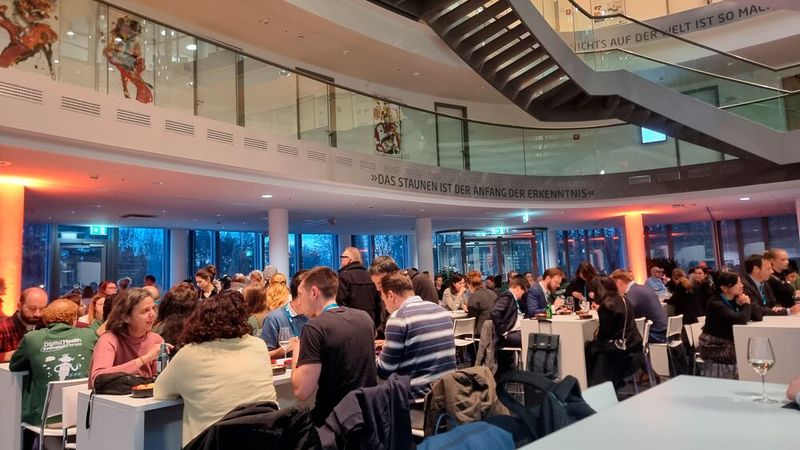 Beim Get-Together bot sich die letzte Gelegenheit zum Networking und Austausch – die Halle war voll.  (Bild: © Serina Sonsalla)