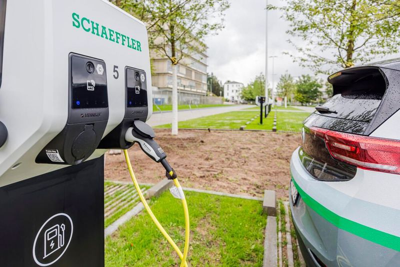 Am Schaeffler-Standort Herzogenaurach entstanden im Rahmen der Parkplatzneugestaltung 40 neue Ladepunkte an zehn Ladesäulen mit einer Leistung von je bis zu 22 Kilowatt. (Bild:  Schaeffler/Thomas Welker)