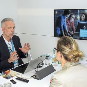 Peter Scheller, Marketing Director NX bei Siemens Industry Software, im Gespräch mit Juliana Pfeiffer, Redakteurin der konstruktionspraxis.