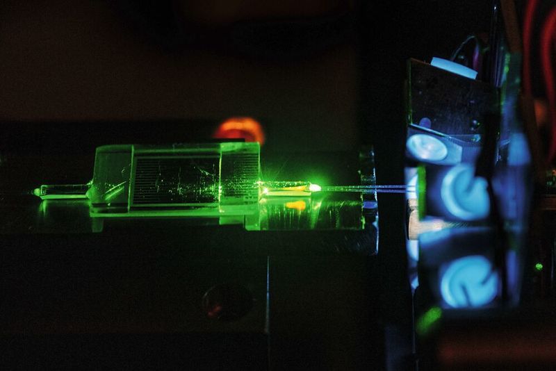 Beim sogenannten Pigtailing werden Glasfaserkabel permanent mit einem integriert-optischen Quantenbauteil verbunden. (Universität Paderborn)