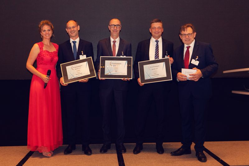 In der Kategorie Berater gehen die Preise an BearingPoint, die ]init[ AG und Computacenter. Die Awards nehmen entgegen: Jon Abele für Bearingpoint (Silber), Dirk Stocksmeier für ]init[ (Gold) und Patrick Pensel für Computacenter (Platin). (Offenblen.de)
