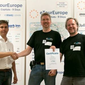 Siegerehrung eTourEurope 2014 (von links): eTourEurope-Initiator Werner Hillebrand-Hansen gratuliert Ralf Zimmermann und Heiner Sietas zum Sieg in der Kategorie C2 (Fahrzeuge mit Reichweite unter 250 km).(Bild:  ePROJEKT)