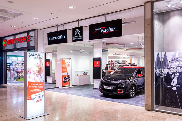 Autos mitten im Einkaufszentrum sind ein eher ungewöhnliches Bild. Das Autohaus Fischer aus Hameln präsentiert dort jetzt auf rund 150 Quadratmeter sich und die Marke. (Bild: Peter Teschner)