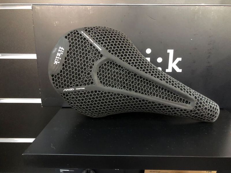 Fahrradhersteller Specialized liefert den ersten digital gedruckten Lattice-Sattel mit doppelter Geschwindigkeit: möglich macht dies das harzbasiertes 3D-Druckverfahren Digital Light Synthesis (Carbon DLS) von Carbon. Es setzt digitale Lichtprojektion, sauerstoffdurchlässige Optiken und technisch hochwertige Materialien ein, um polymere Teile herzustellen. (Bild: VCG/Juliana Pfeiffer)