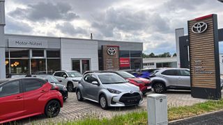 Motor Nützel ist als Autohändler in Oberfranken gut bekannt. Neu ist allerdings, dass die Händlermarke mit Toyota in Verbindung gebracht wird – wie hier in Himmelkron. (Bild: Motor-Nützel)