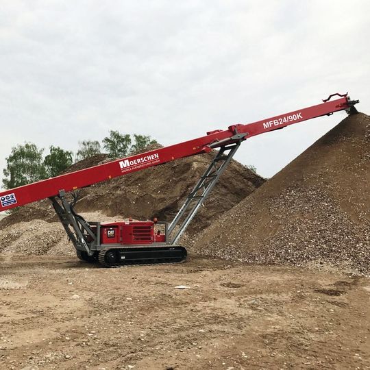 Die Modelle der neuen Baureihe der raupenmobilen Förderbänder erlauben das kontinuierliche Aufhalden von Schüttgütern aller Art.(Bild:  Moerschen)