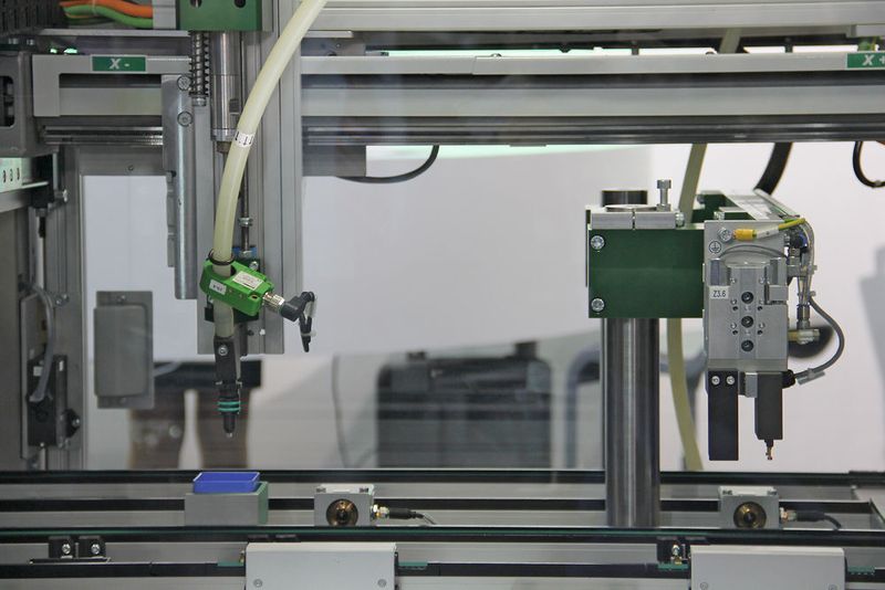 Keine automatisierte Produktion ohne Lineartechnik: Schon heute benötigen viele Prozesse Linearsysteme mit Zubehör wie Messsystemen oder integrierten Sensoren. (Bild: Stefanie Michel)