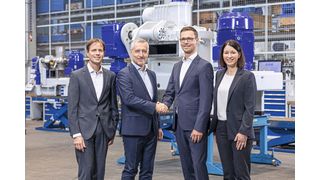 Der bisherige und der neue Vorstand der Hosokawa Alpine AG (v. l. n. r.): Jürgen Wilde, Dr. Antonio Fernández, Michael Kuhnen und Kathrin Dörle – die symbolische Staffelübergabe 
markiert den Führungswechsel zum Jahresbeginn 2026. (Bild: Hosokawa Alpine)