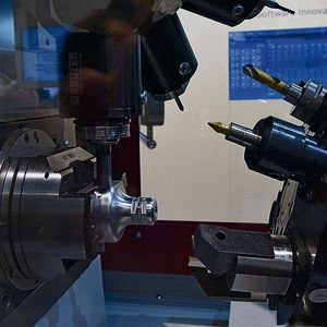 Die Echtzeitdaten aus der Rundtaktmaschine von Pfiffner visualisiert und analysiert der Data Analytics Server (im Hintergrund) am Stand von Bosch Rexroth.