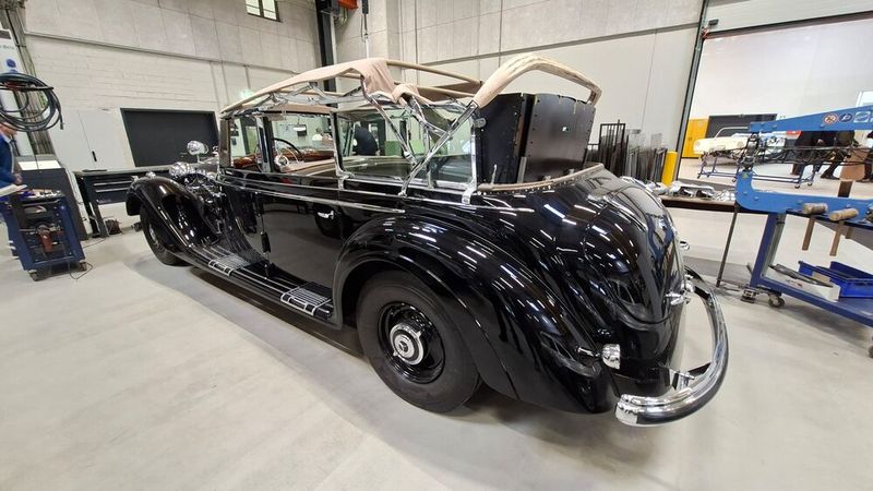 Um es anzuheben braucht es eine Lkw-Bühne. Weshalb? Ganz einfach: Dieses W 150 Cabriolet wiegt bereits in Normalausführung rund 3,5 Tonnen. Wenn es sich jedoch, wie in diesem Fall, um eine gepanzerte Ausführung handelt, dann stehen beinah 5 Tonnen auf Waage. (Bild: Dominsky – VCG)